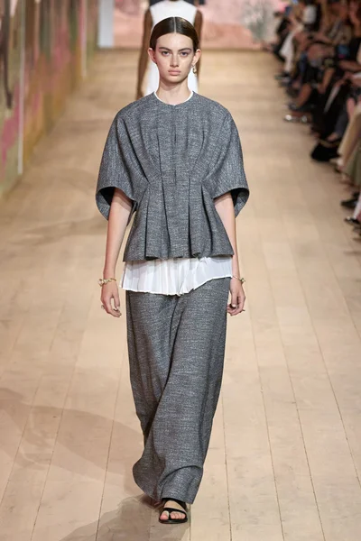 Look 28